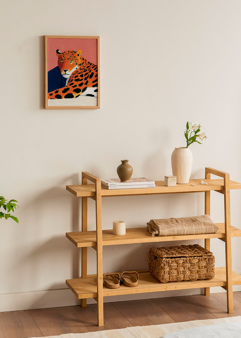 Quadro: Leopardo riposante su sfondo rosa