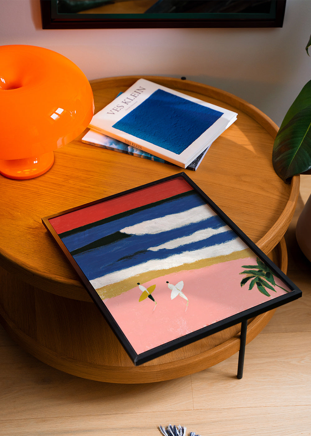 Quadro paesaggio con surfisti e sabbia rosa
