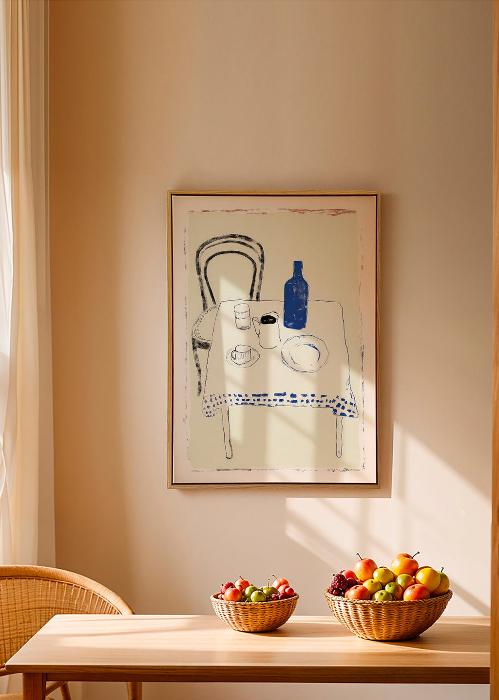 Arte da cucina: bottiglia blu e stoviglie minimal