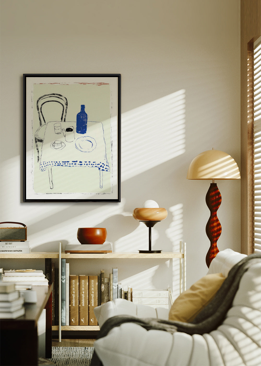 Arte da cucina: bottiglia blu e stoviglie minimal