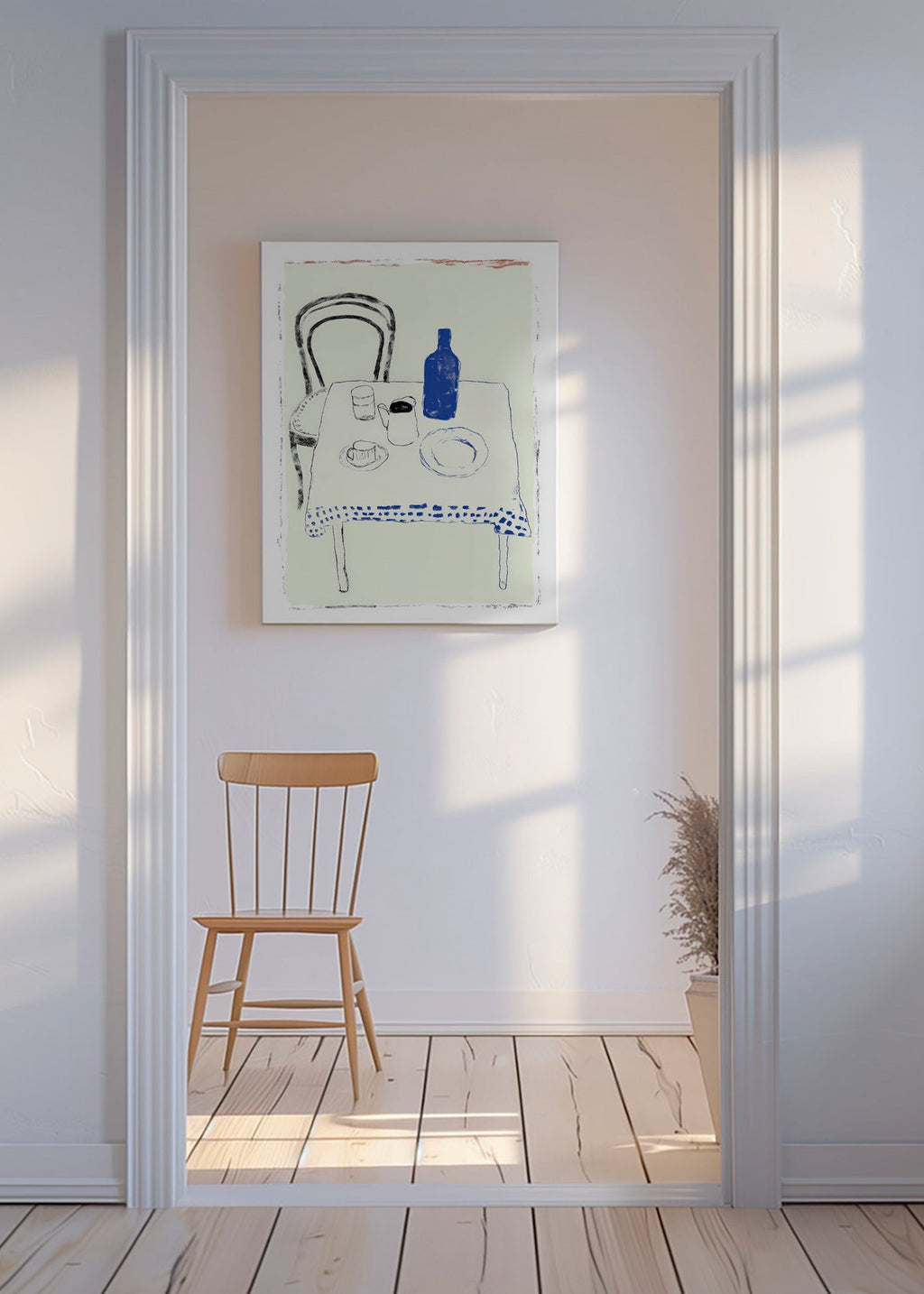 Arte da cucina: bottiglia blu e stoviglie minimal