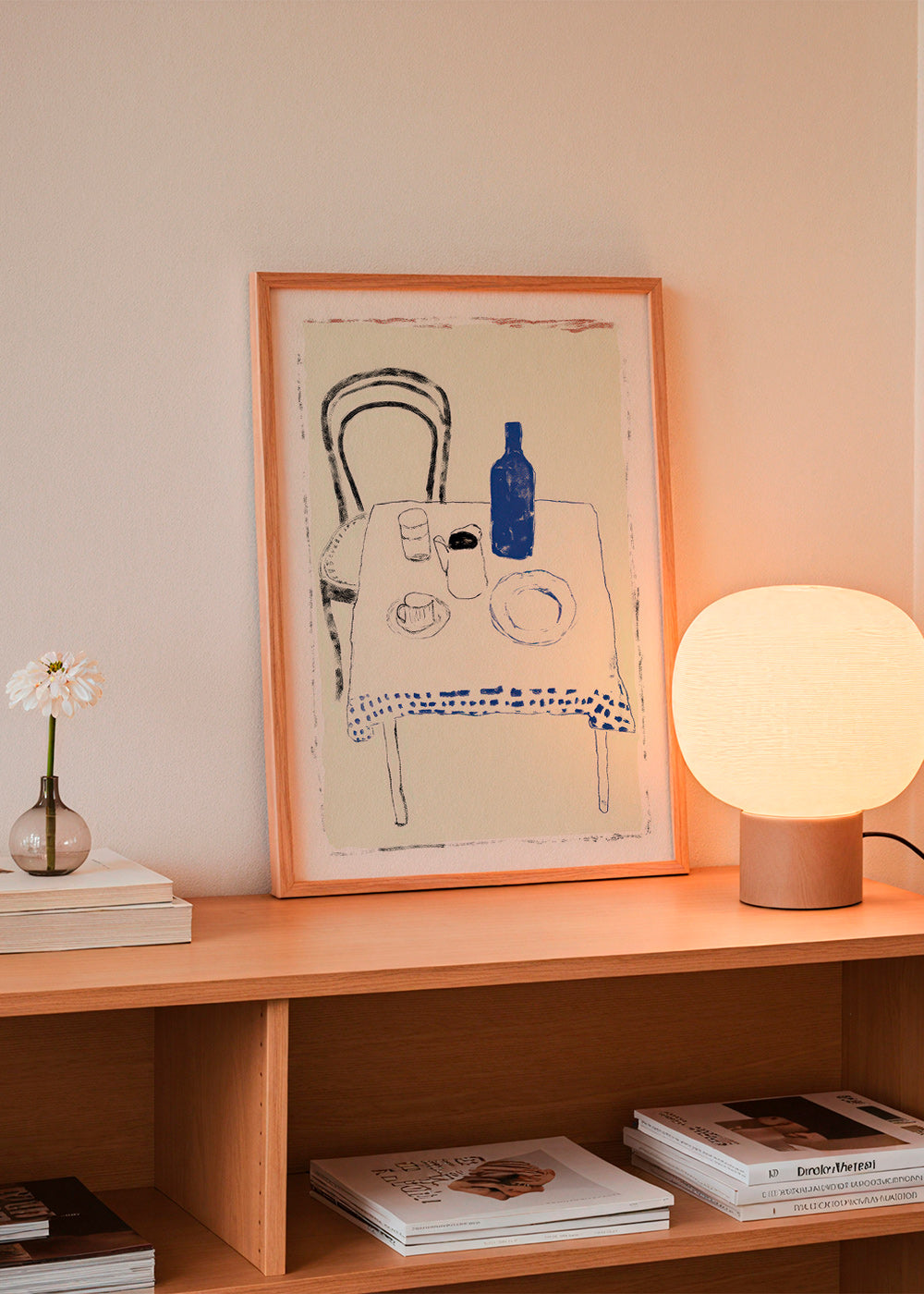 Arte da cucina: bottiglia blu e stoviglie minimal