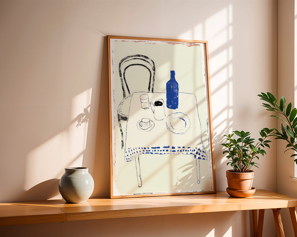 Arte da cucina: bottiglia blu e stoviglie minimal