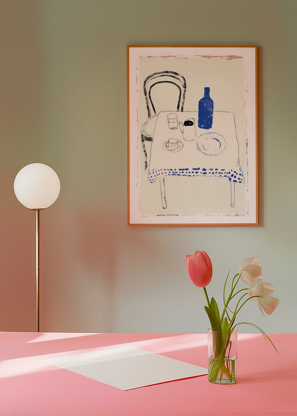 Arte da cucina: bottiglia blu e stoviglie minimal