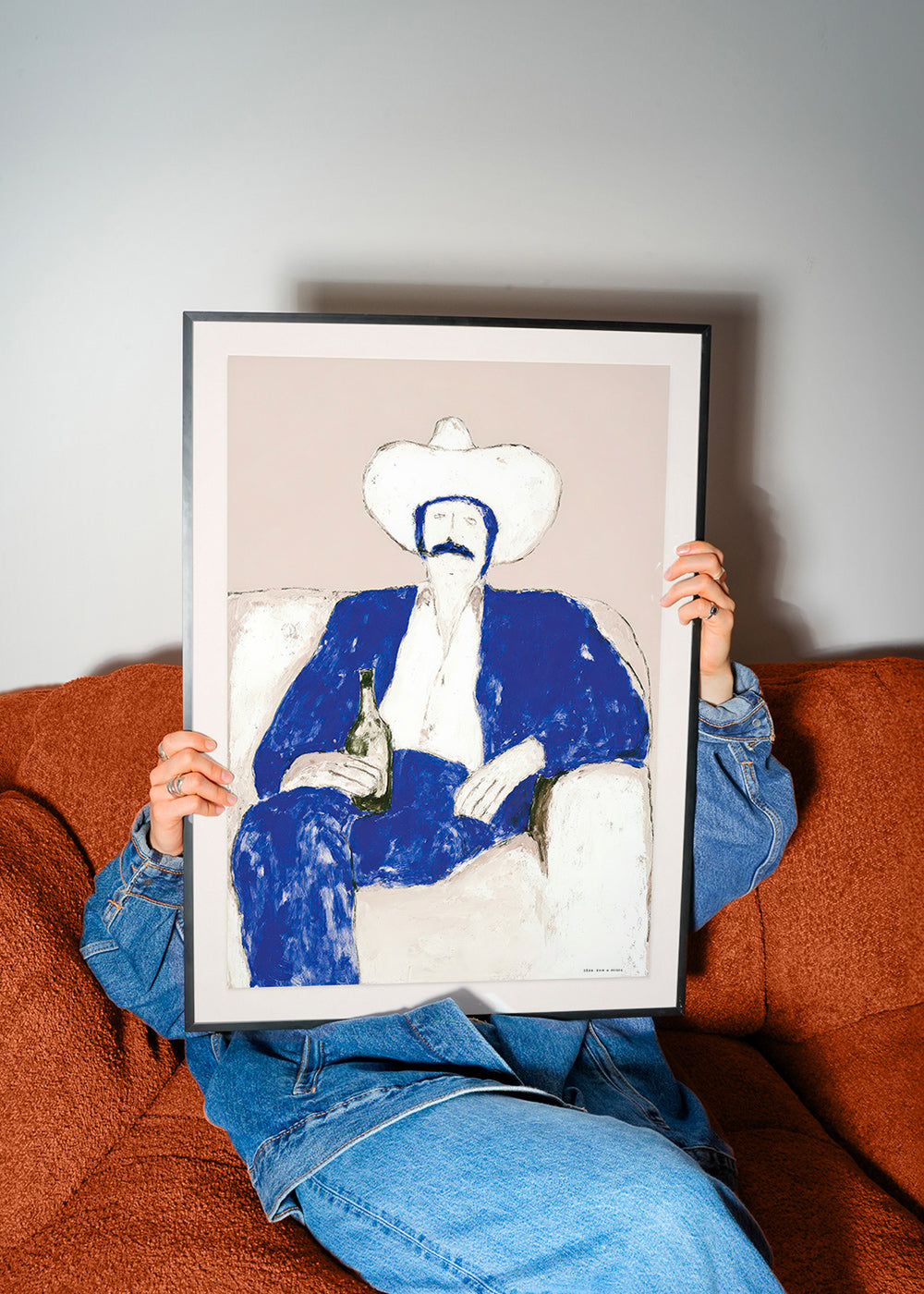 Illustrazione cow-boy blu seduto