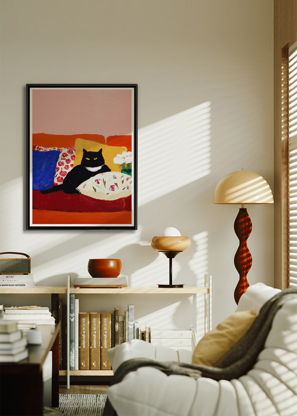 Opera gatto nero su divano colorato