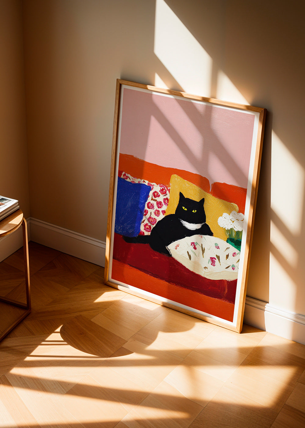 Opera gatto nero su divano colorato