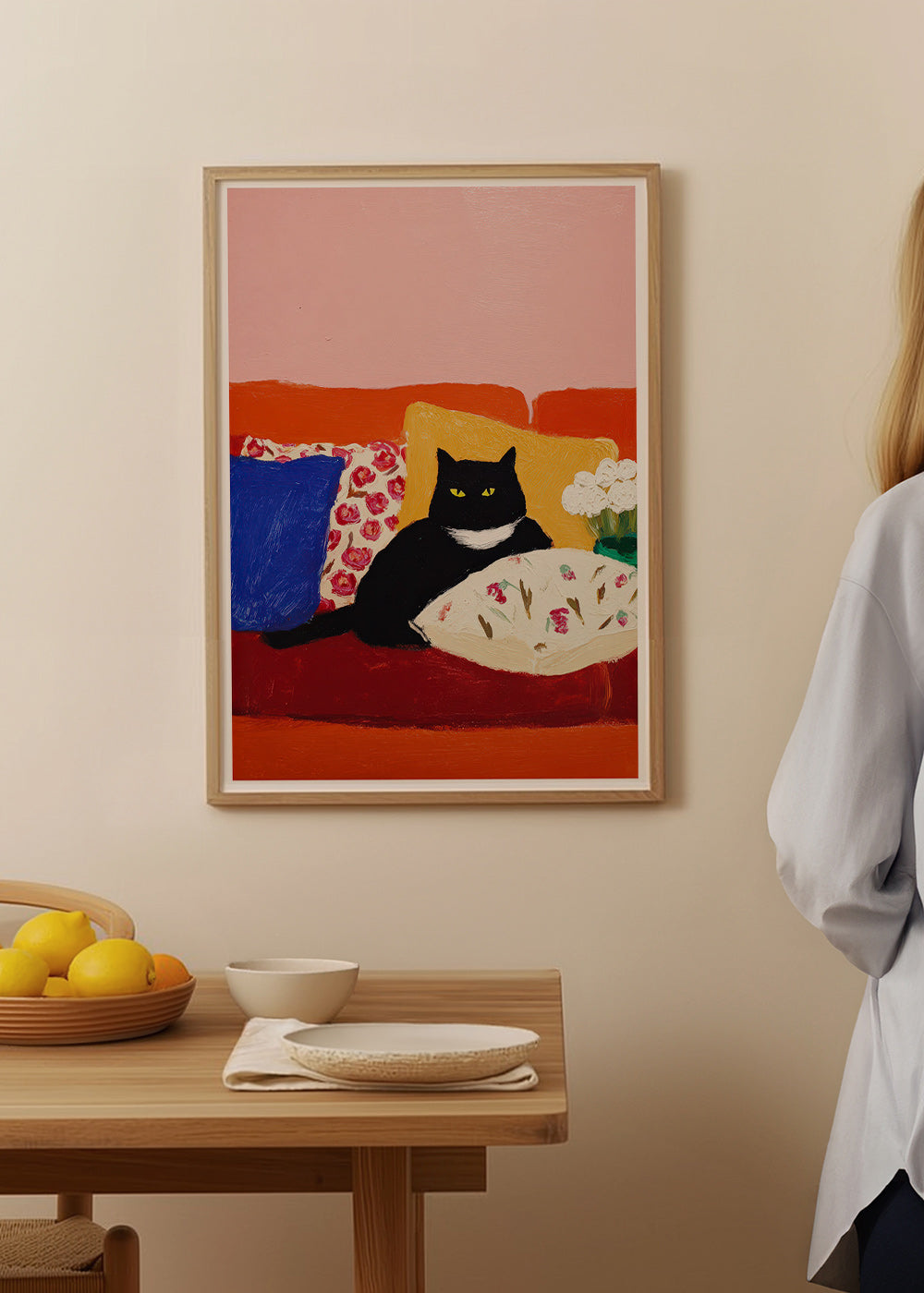 Opera gatto nero su divano colorato