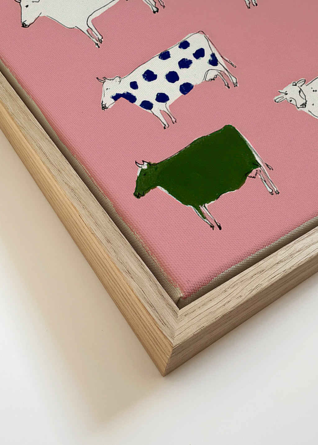 Opera con mucche illustrate su sfondo rosa