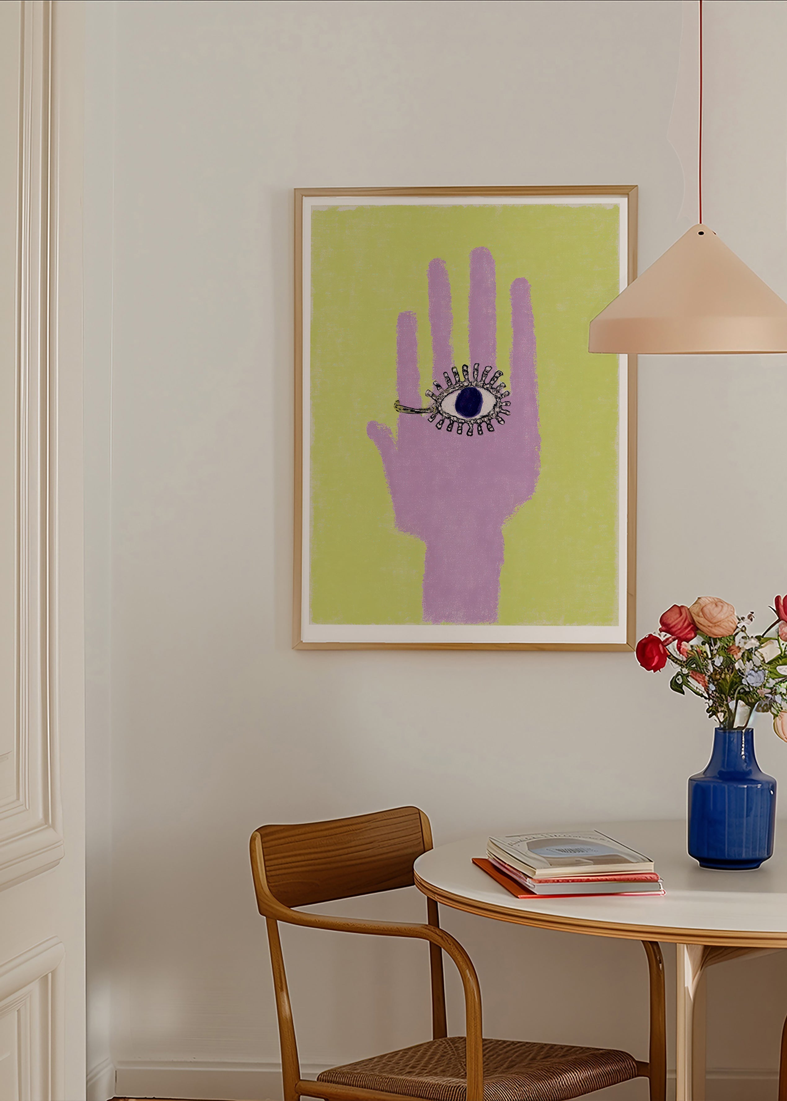 Illustrazione di mano con occhio nel palmo