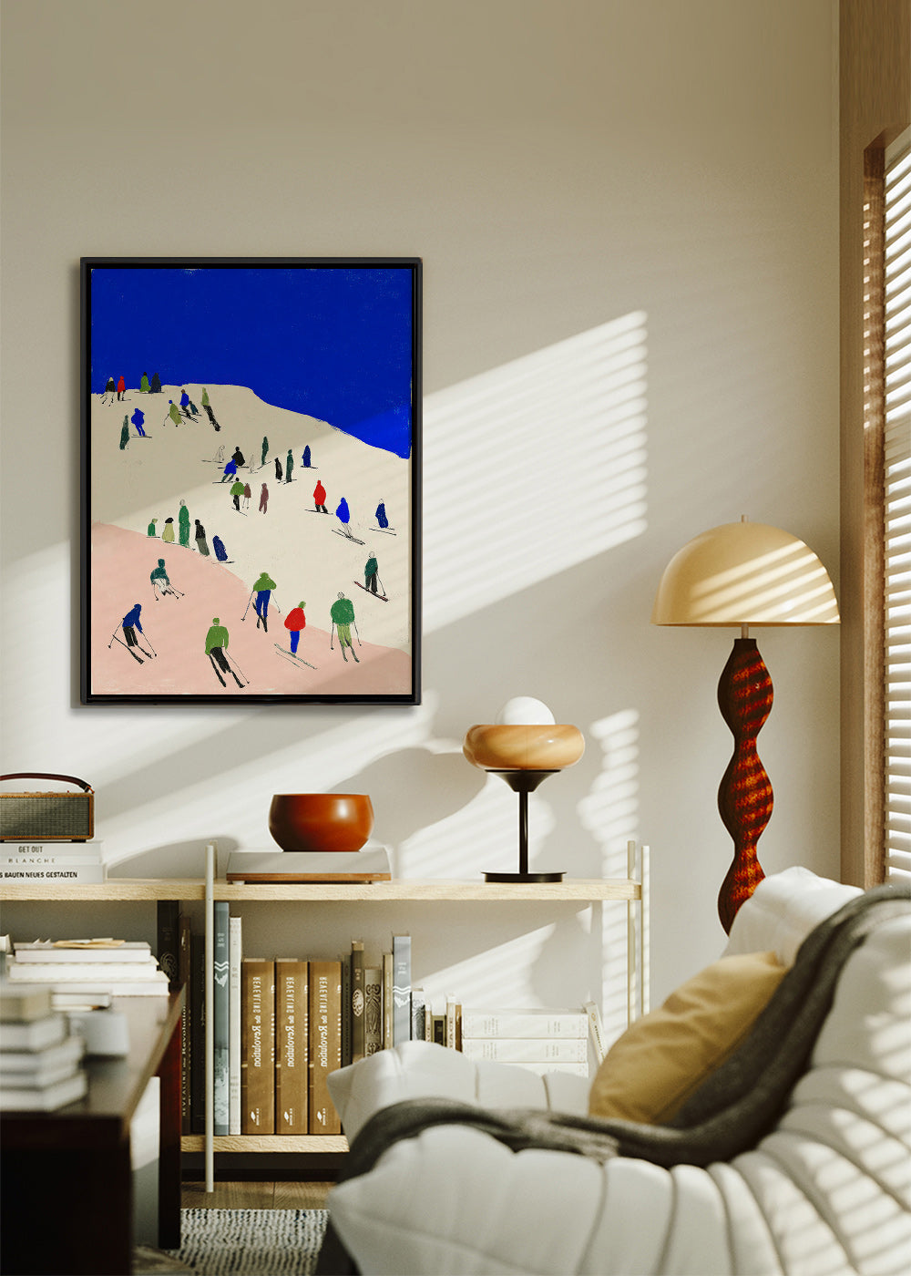 Arte paesaggistico con sciatori su pendio blu