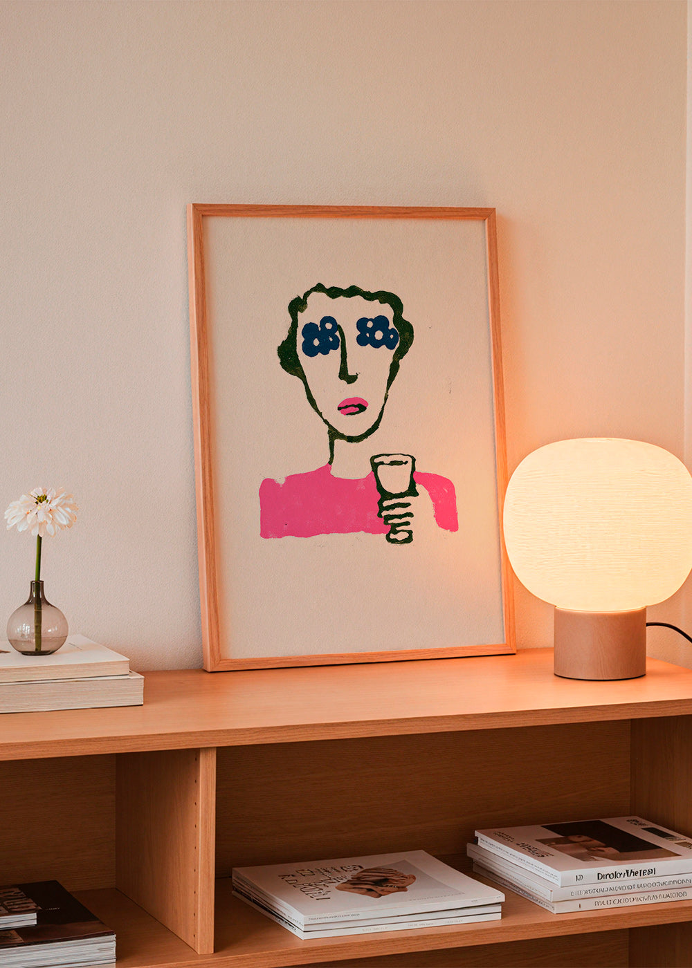 Illustrazione floreale con figura e bicchiere