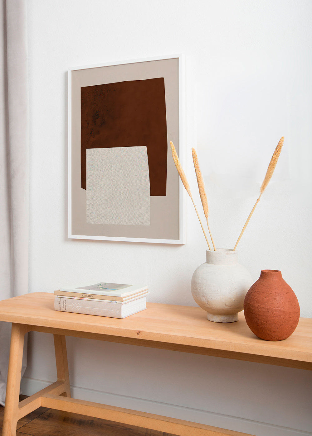 Design minimalista con forme marroni e crema