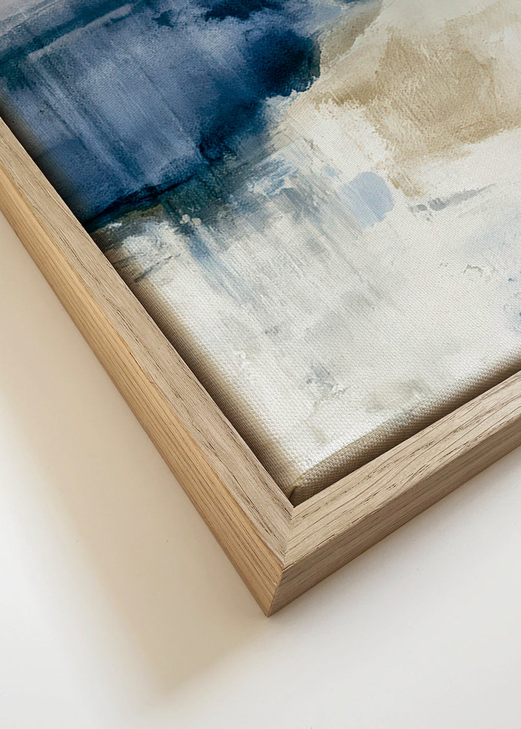 Quadro astratto con nebbia invernale e accenti blu
