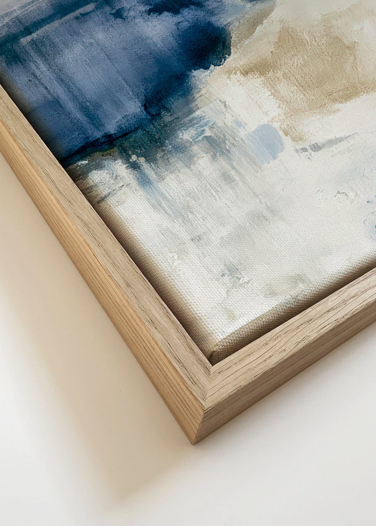 Quadro astratto con nebbia invernale e accenti blu