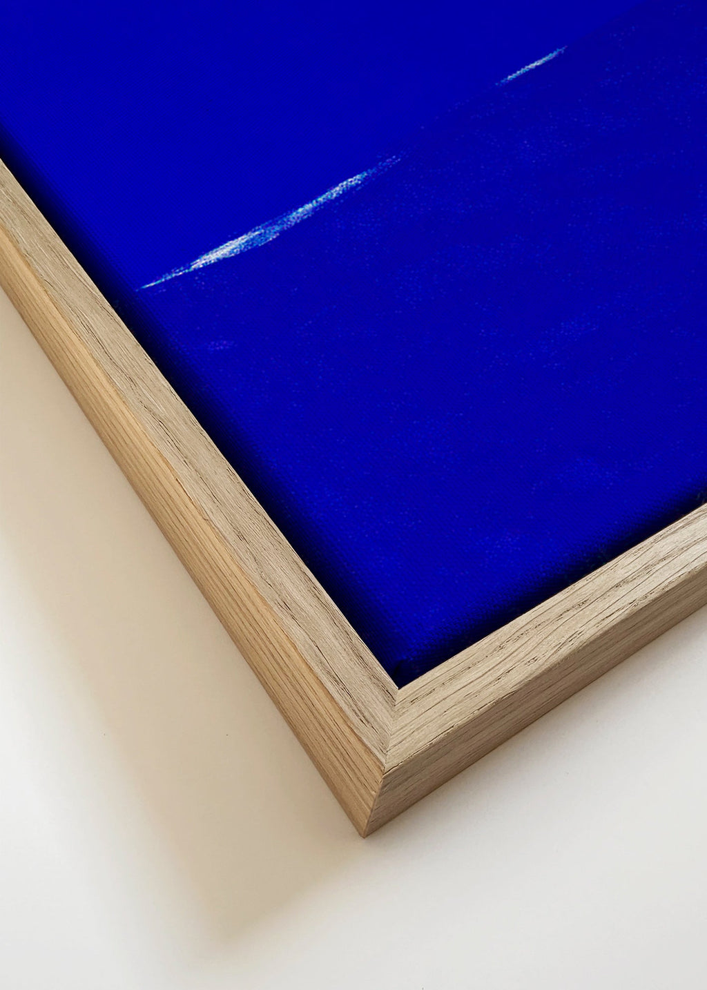 Quadro astratto blu con orizzonte sottile