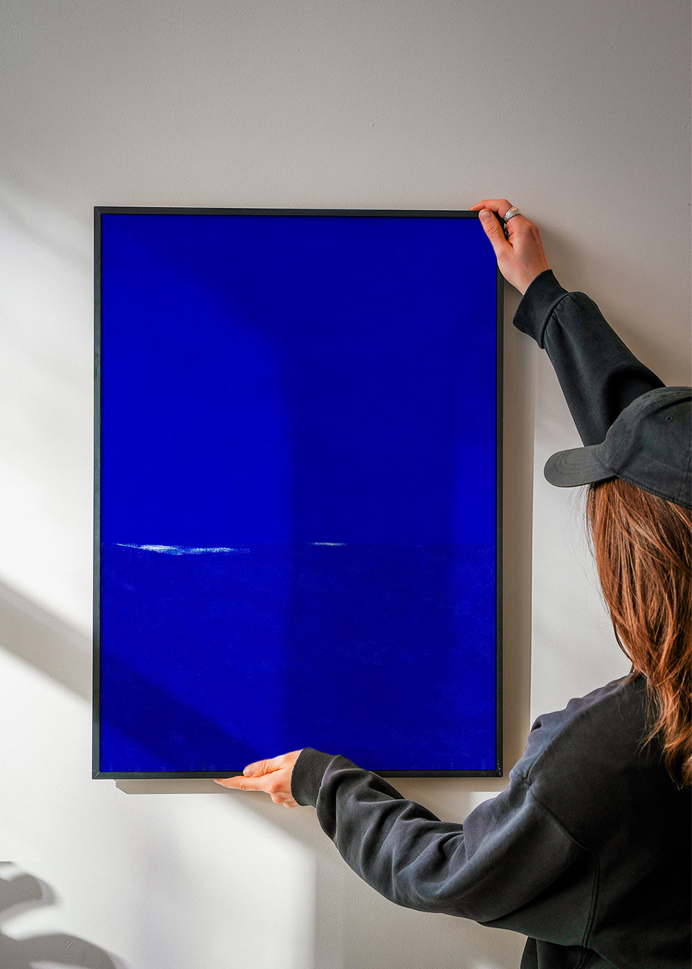 Quadro astratto blu con orizzonte sottile