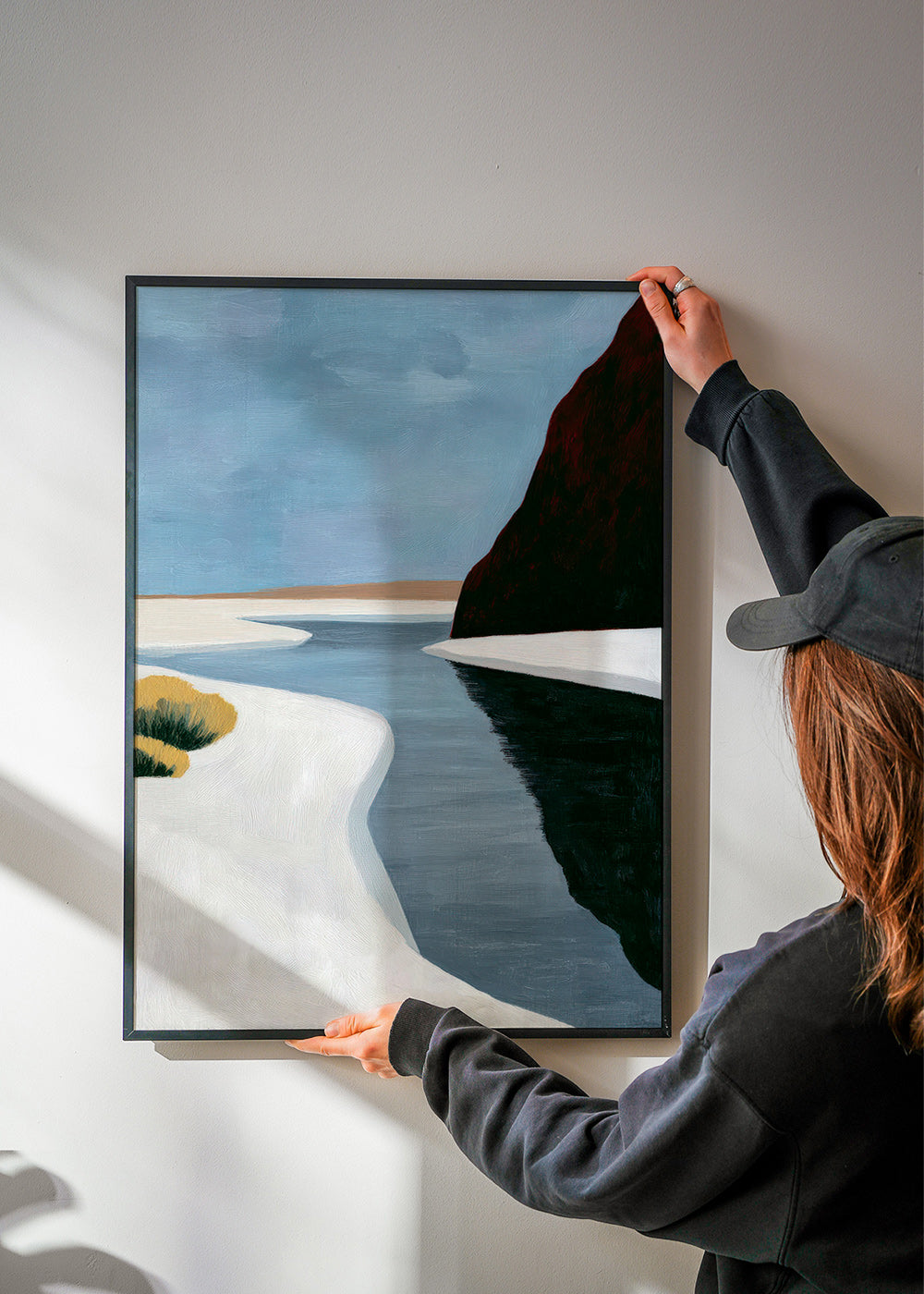 Arte paesaggistica: estuario minimalista con scogliera scura