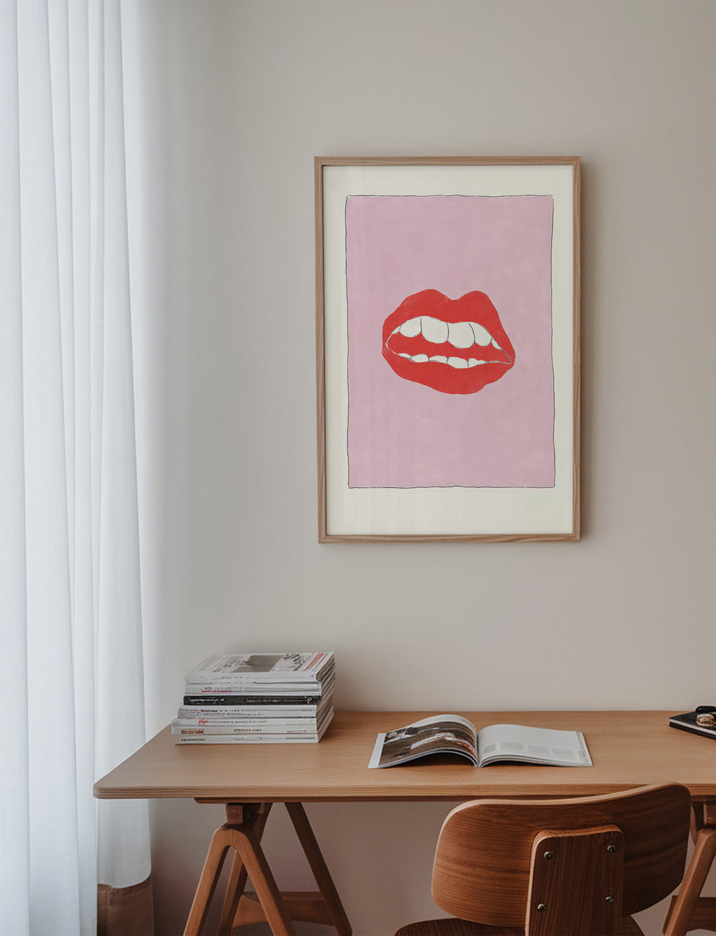 Illustrazione labbra rosse su sfondo rosa