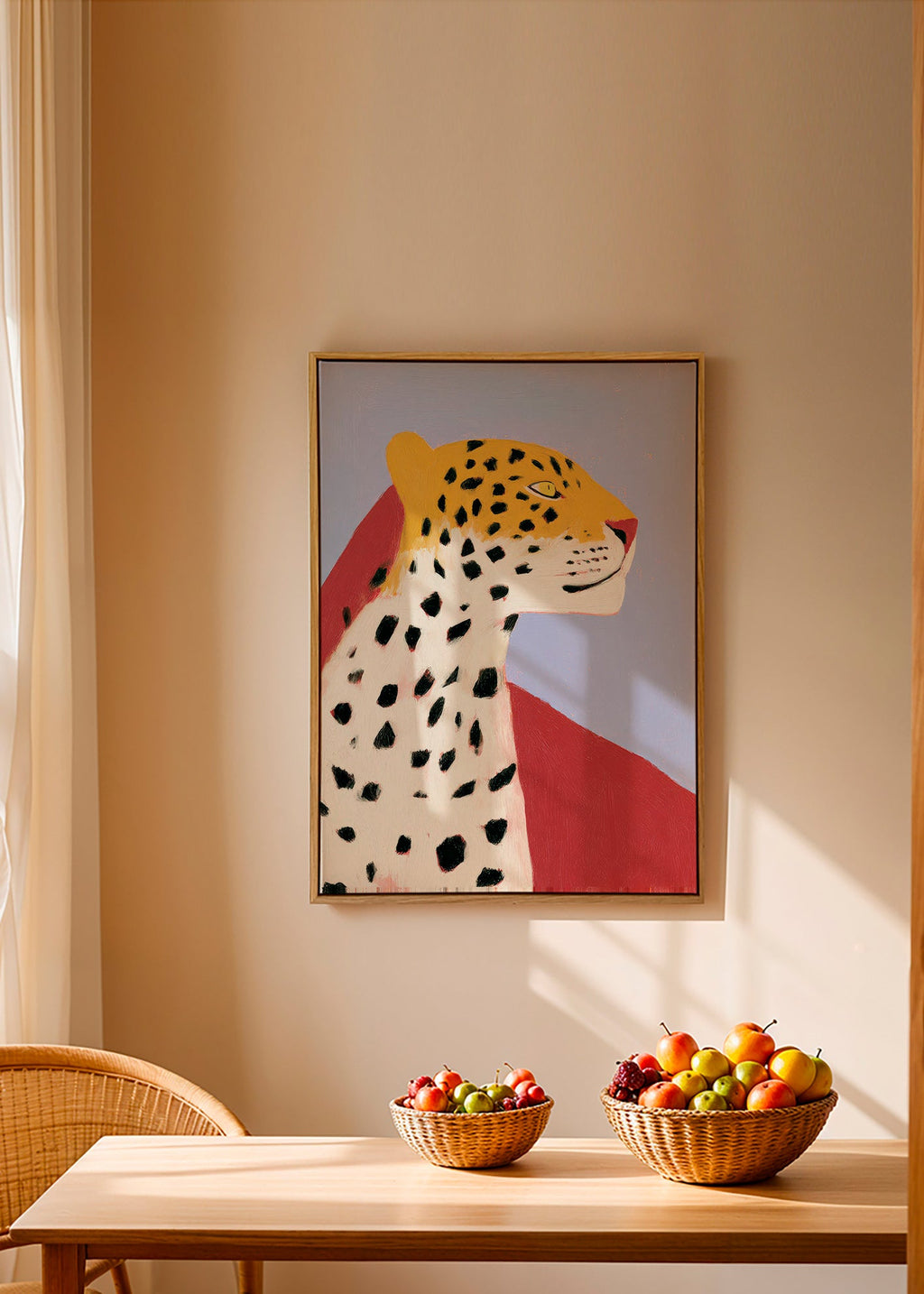 Leopardo di profilo su sfondo lavanda