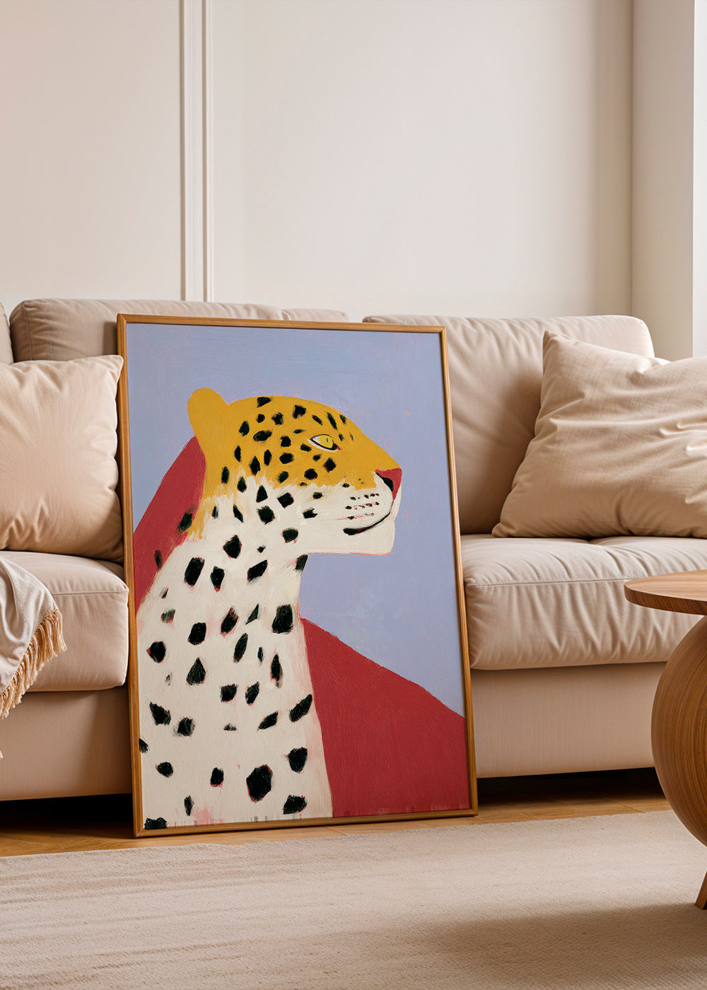 Leopardo di profilo su sfondo lavanda
