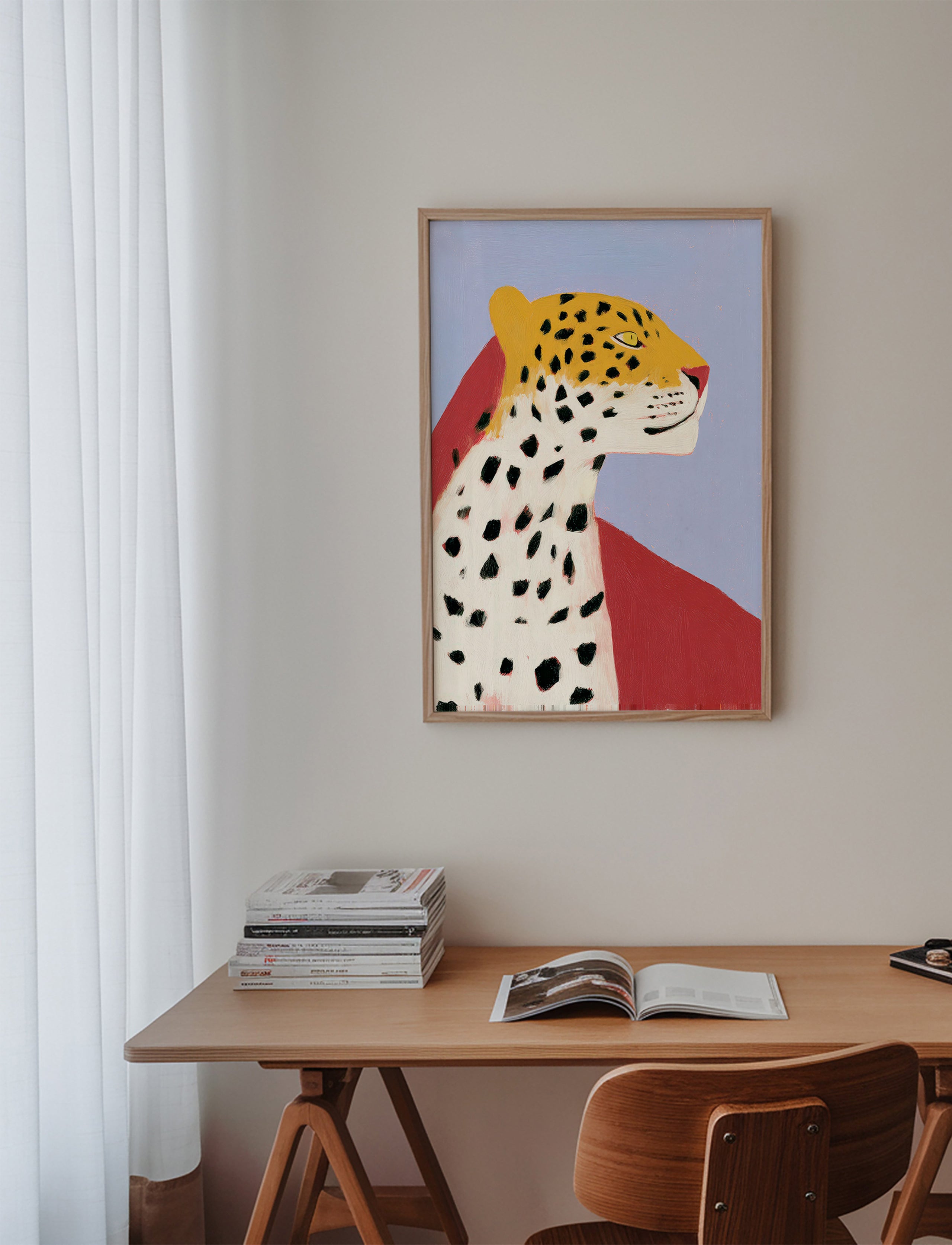 Leopardo di profilo su sfondo lavanda