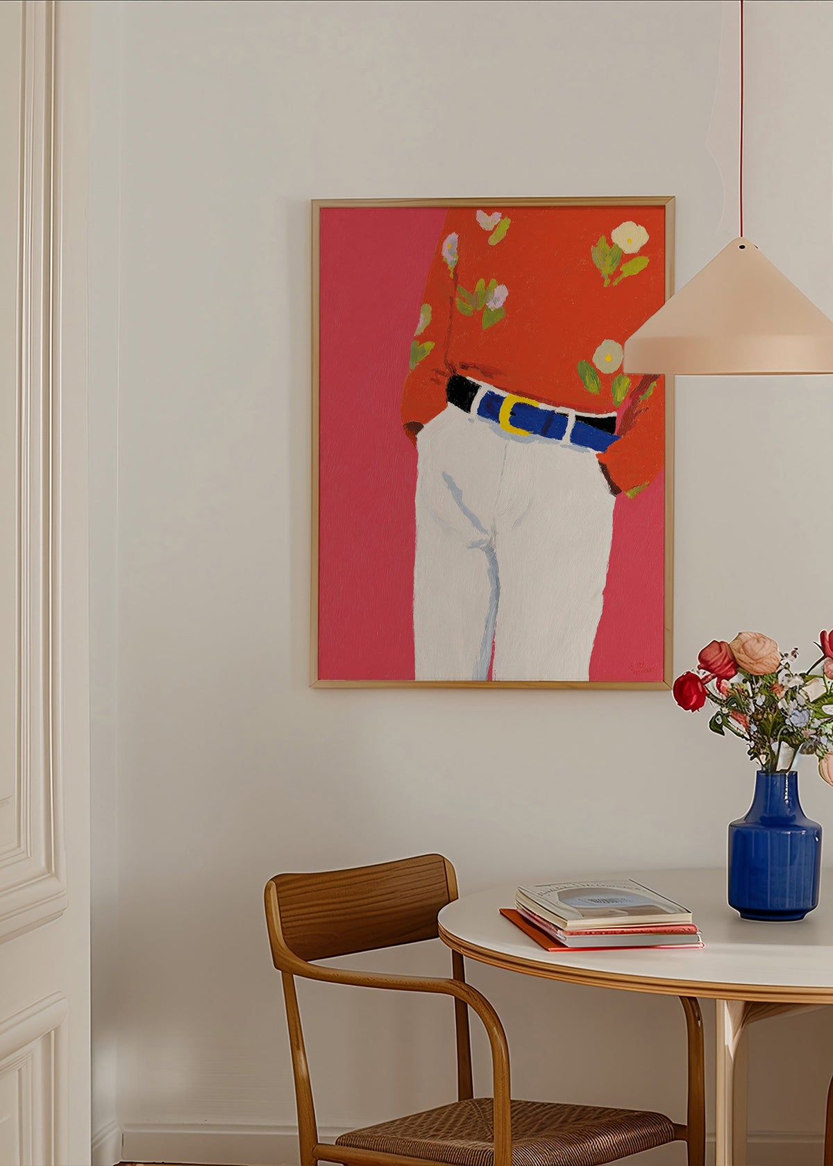 Illustrazione torso con camicia floreale su sfondo rosa