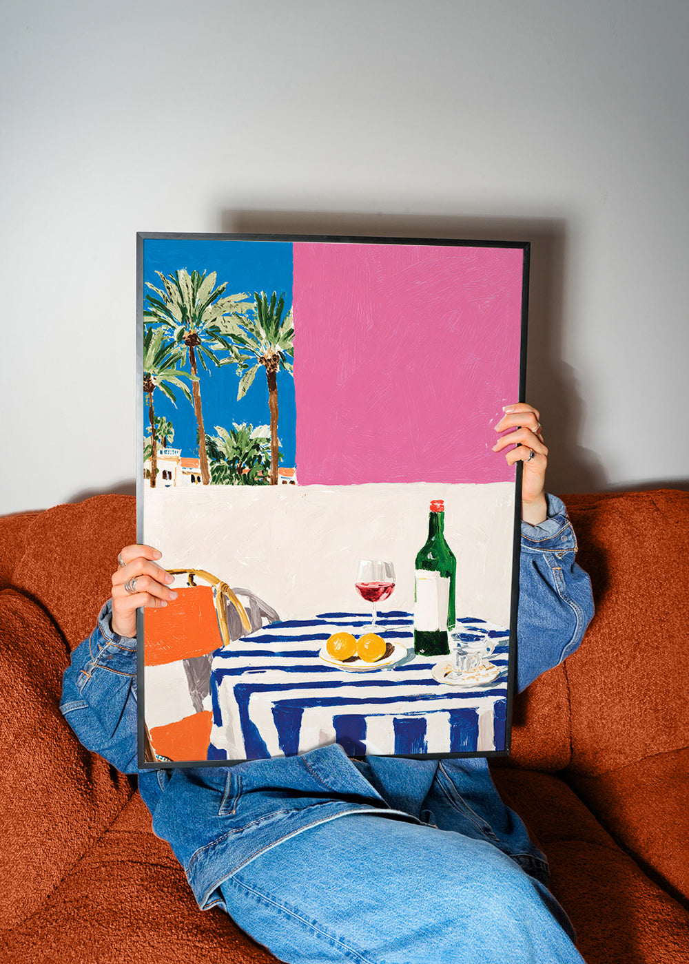 Arte da cucina con tavolo a righe, vino e palme