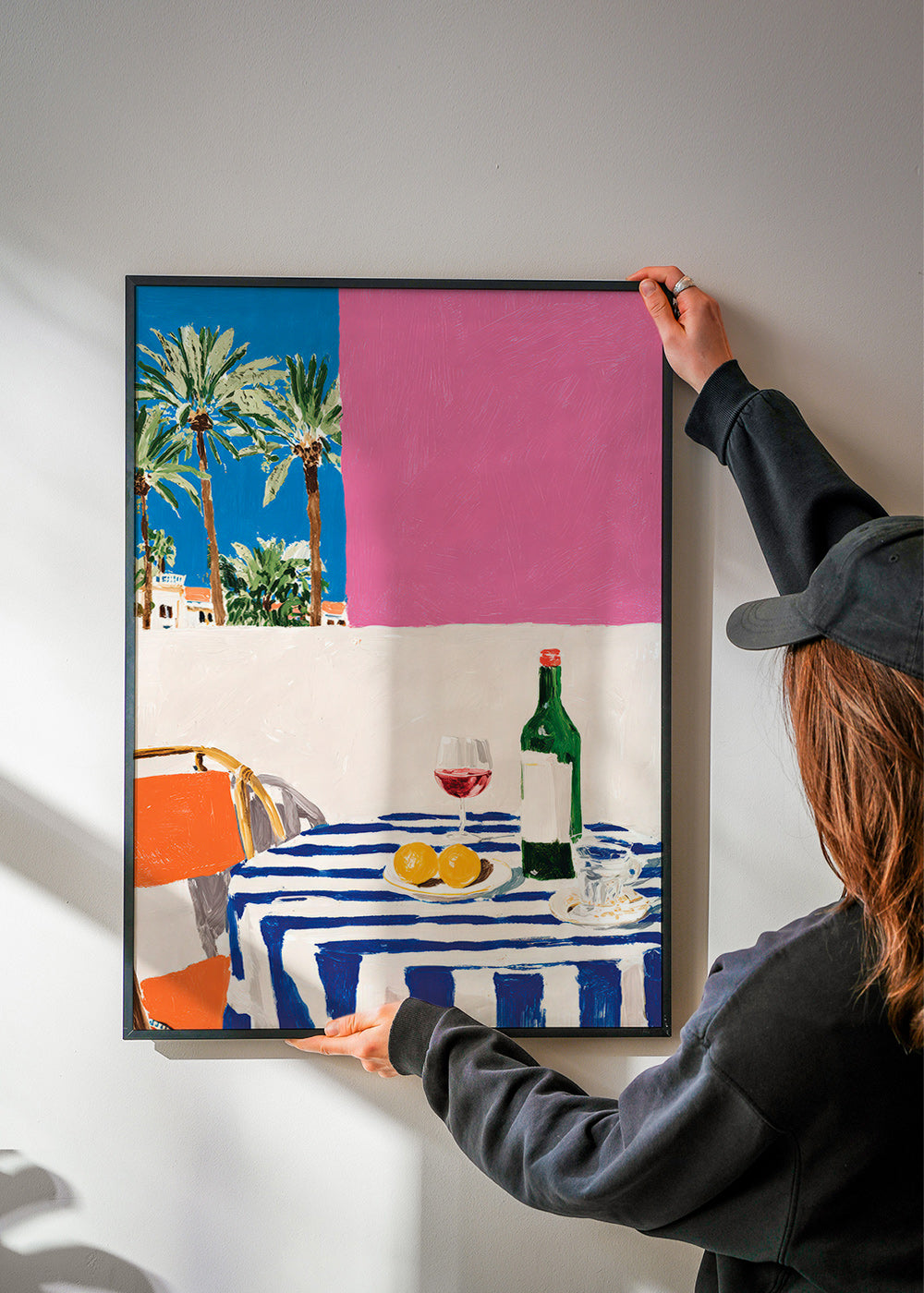 Arte da cucina con tavolo a righe, vino e palme