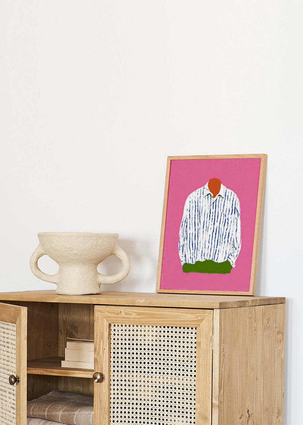 Illustrazione camicia a righe su sfondo rosa
