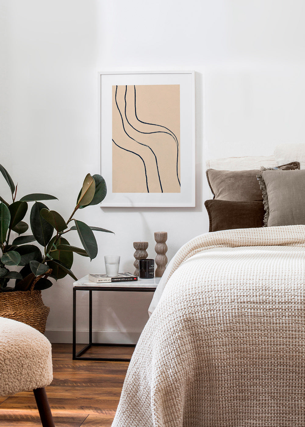 Quadro minimalista con linee fluide su fondo beige