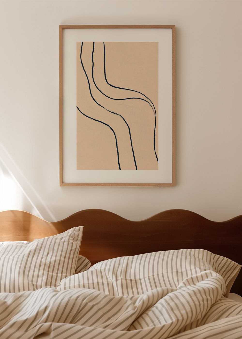 Quadro minimalista con linee fluide su fondo beige