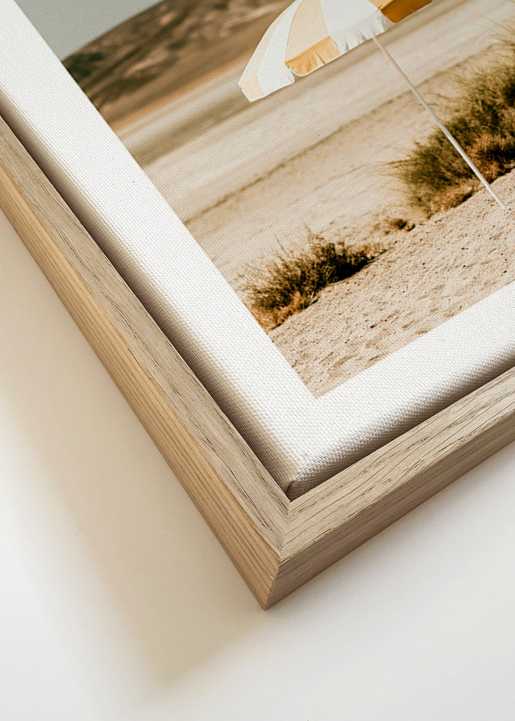 Arte paesaggistica con ombrellone da spiaggia a righe