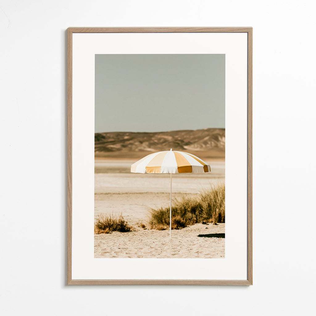 Arte paesaggistica con ombrellone da spiaggia a righe