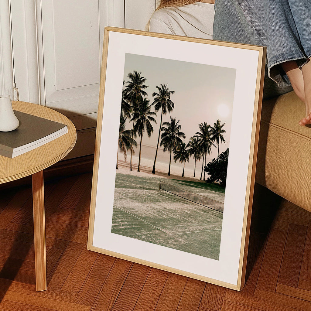 Arte paesaggistica con palme e campo da tennis