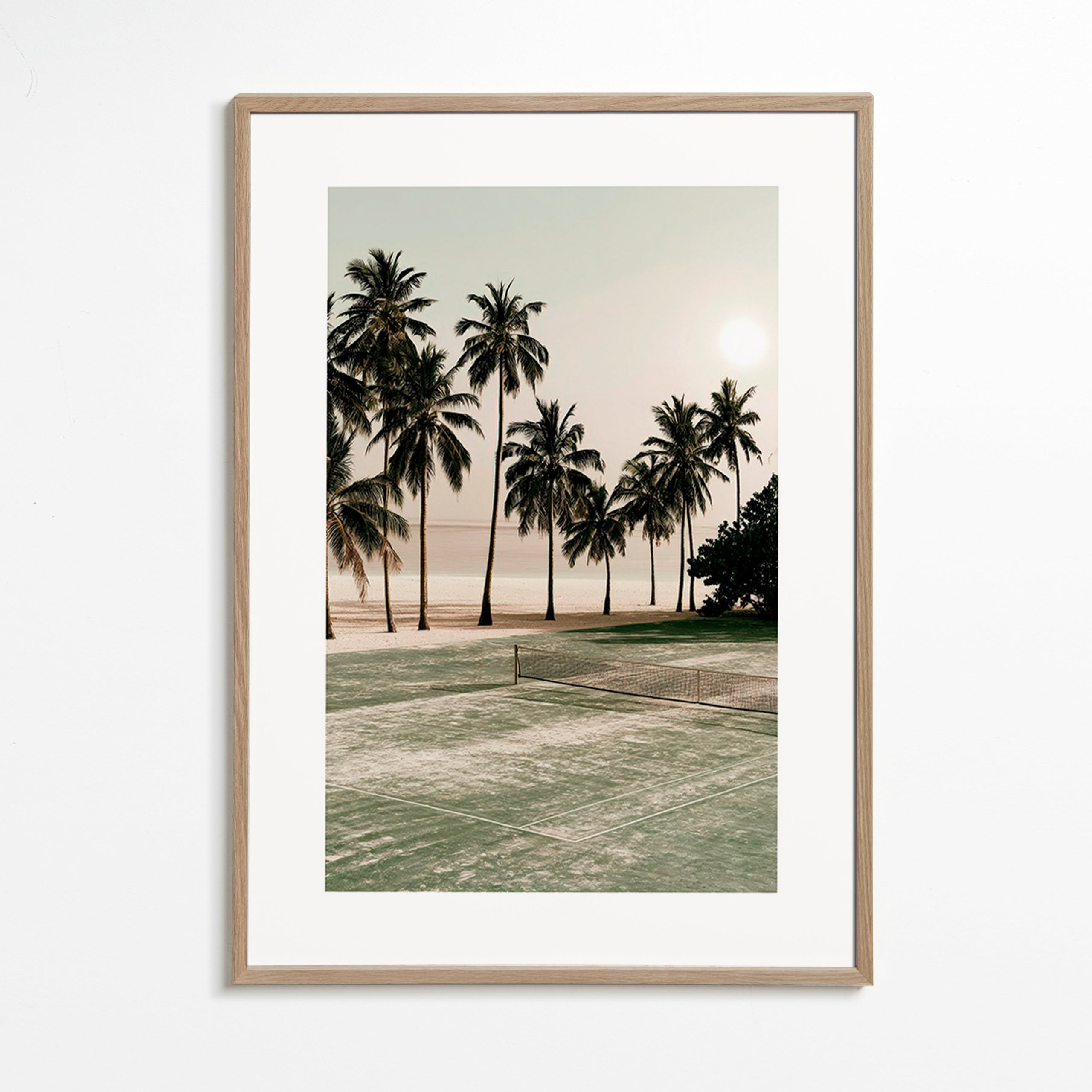 Arte paesaggistica con palme e campo da tennis