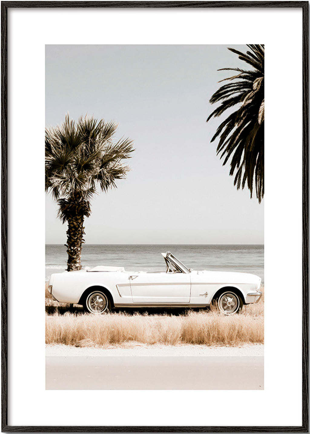 Fotografia di auto d'epoca vicino al mare