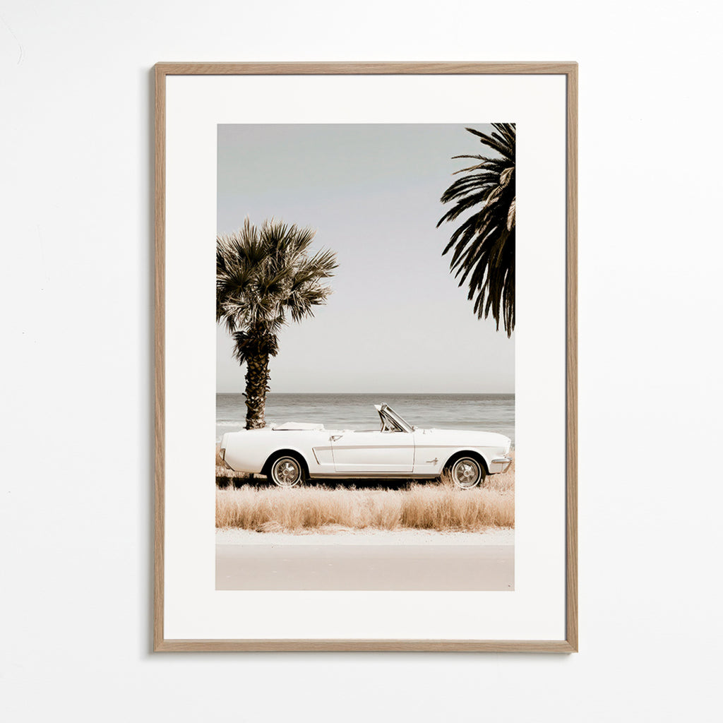 Fotografia di auto d'epoca vicino al mare