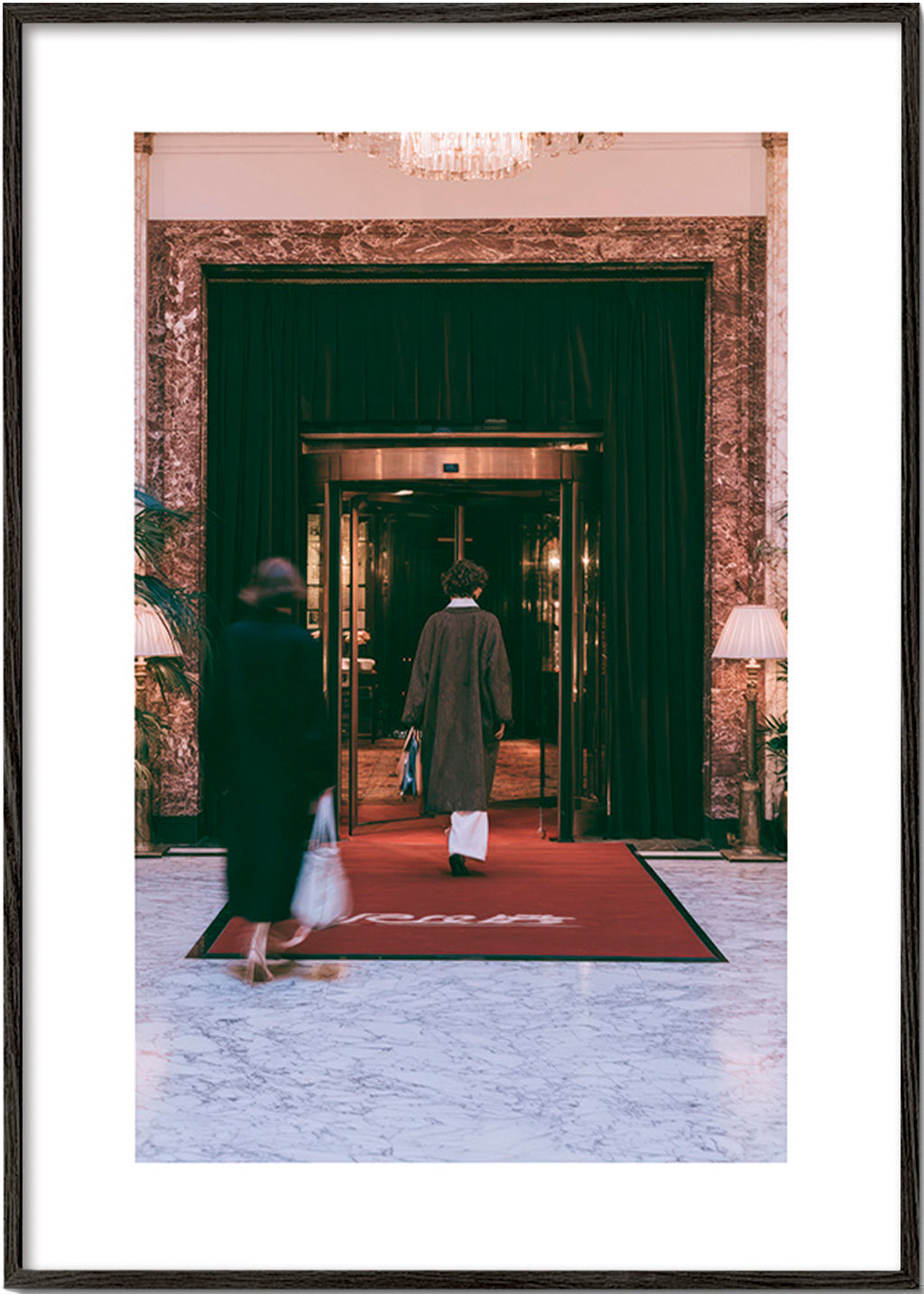 Fotografia ingresso hotel con moquette rossa