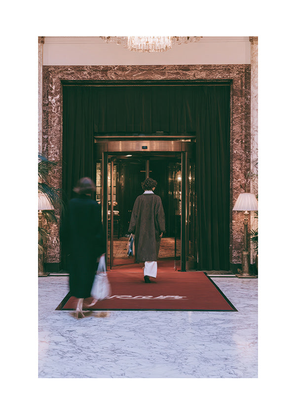 Fotografia ingresso hotel con moquette rossa