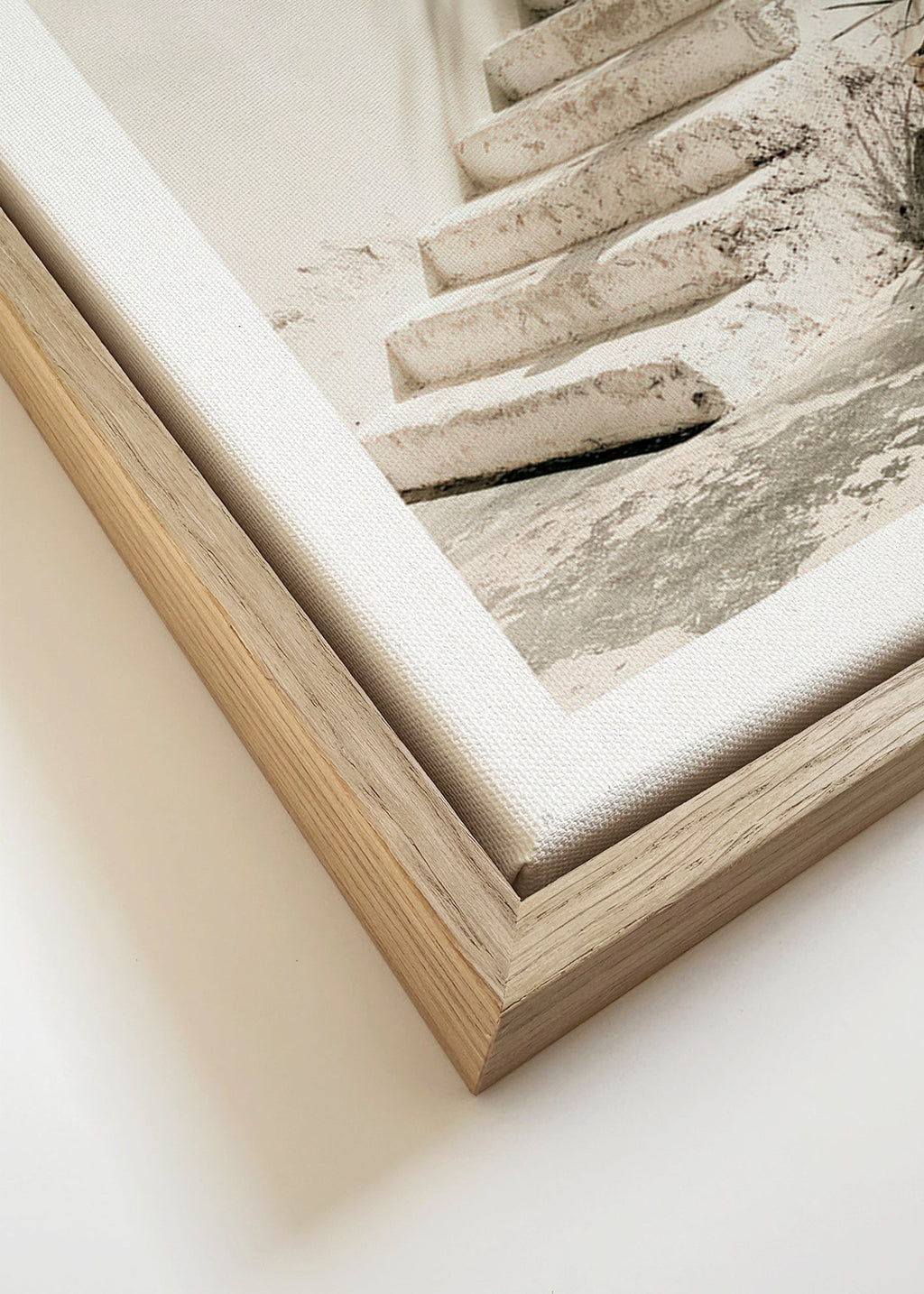 Photograph di scale bianche con pianta