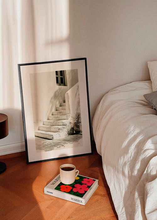 Photograph di scale bianche con pianta