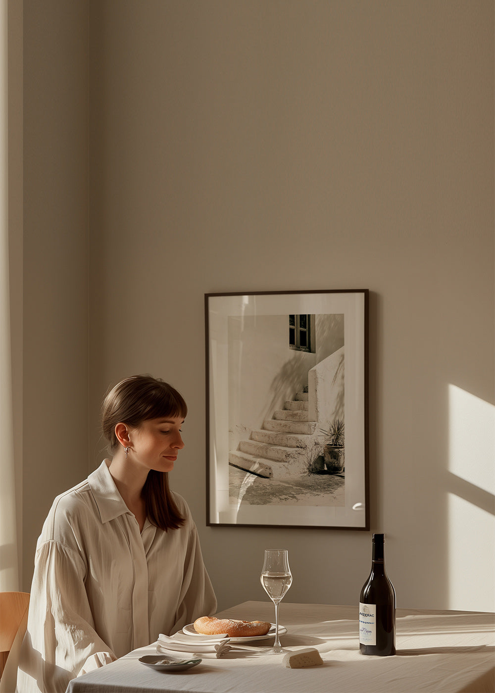 Photograph di scale bianche con pianta