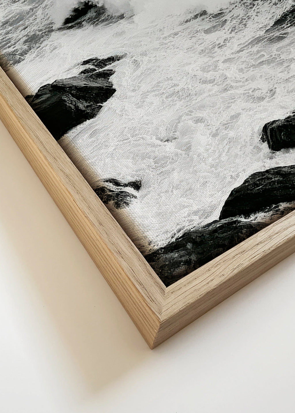 Quadro paesaggistico marino in bianco e nero con onde