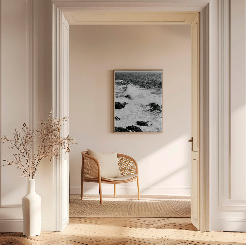 Quadro paesaggistico marino in bianco e nero con onde