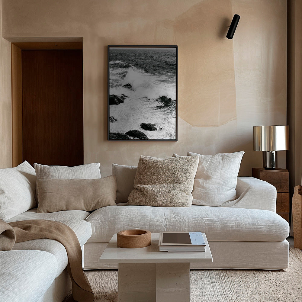 Quadro paesaggistico marino in bianco e nero con onde