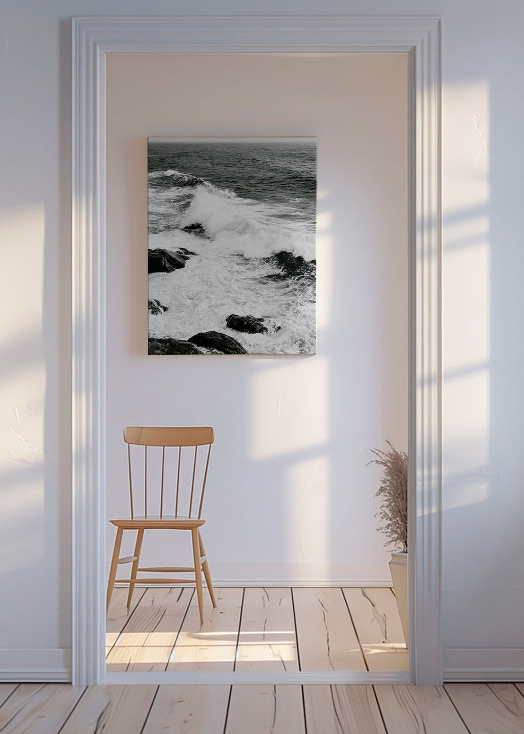 Quadro paesaggistico marino in bianco e nero con onde