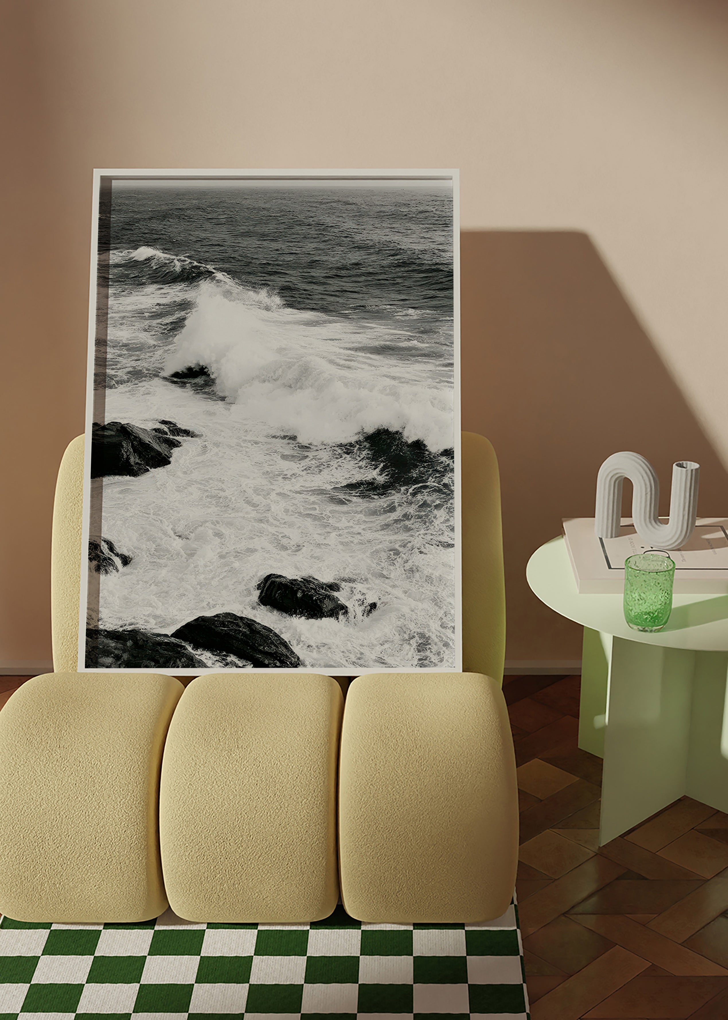 Quadro paesaggistico marino in bianco e nero con onde