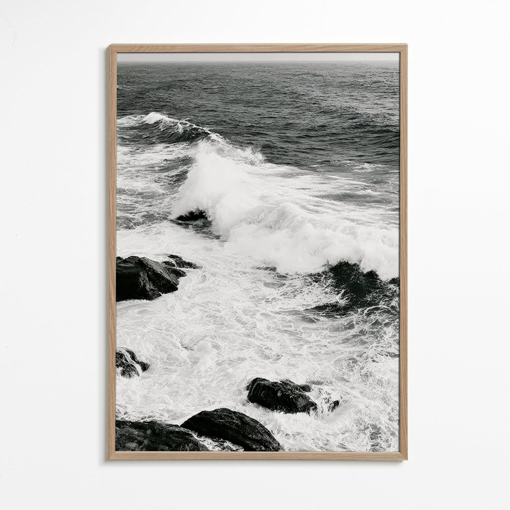Quadro paesaggistico marino in bianco e nero con onde