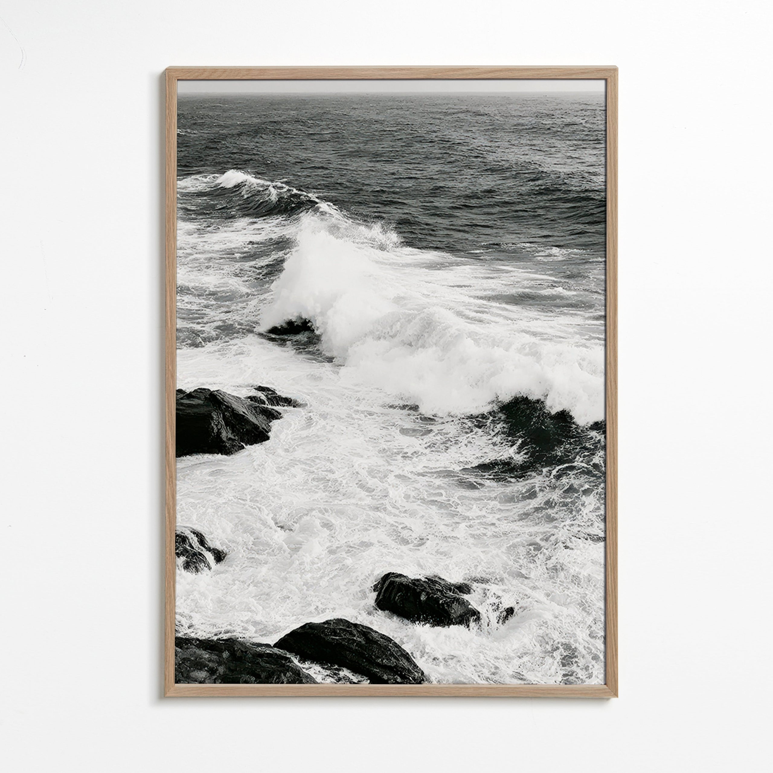 Quadro paesaggistico marino in bianco e nero con onde